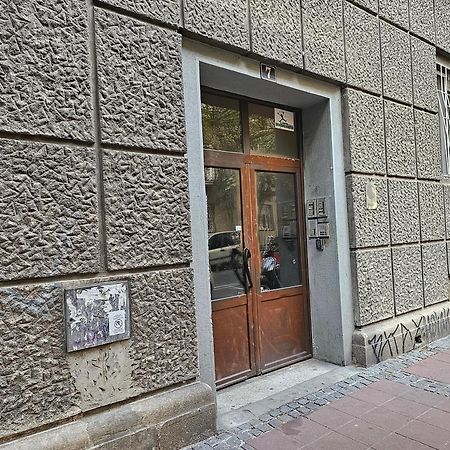The Traveling Theater Hostel Belgrade Exterior photo